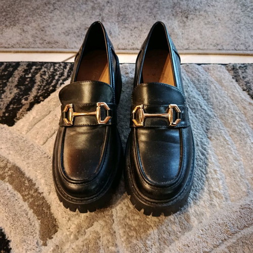 Loafers with gold chain, new, size 40, black