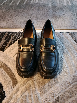 Loafers with gold chain, new, size 40, black