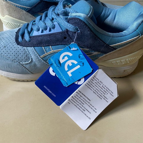 Asics shoes like new, left size 43.5 right size 42