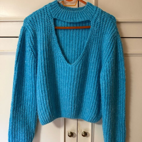 Zara short knitted sweater turquoise with choker and V neckline new