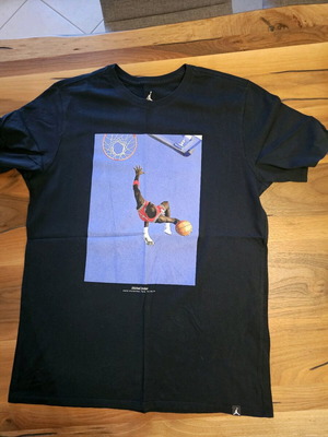 Jordan t-shirt Large like new, black
