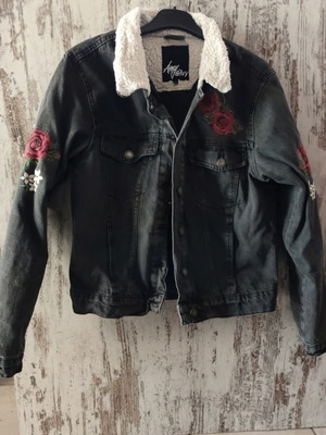 Denim jacket like new with embroidery on sleeves and chest, black, size L