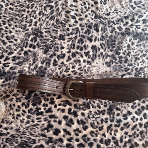 Men's leather belt in brown, like new, with classic metal buckle and triangular logo