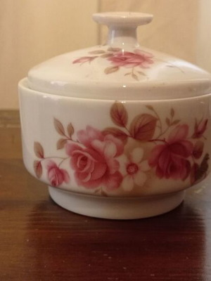 Porcelain sugar bowl like new, made in Rumania