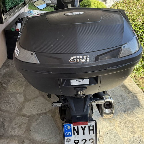 Motorcycle top case 45 liters like new with base