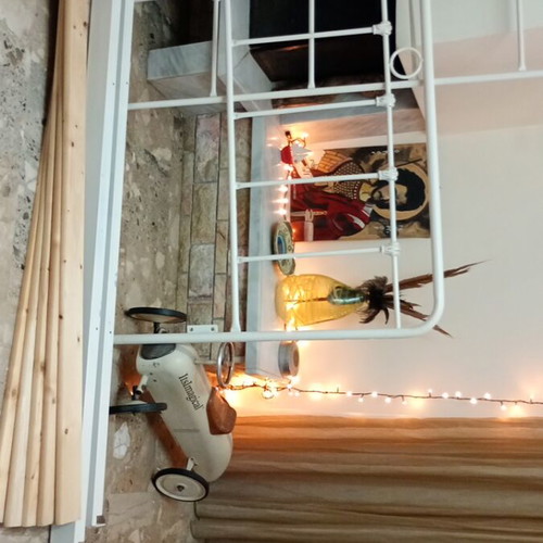 White iron bed frame with decorative details, 160x200 cm
