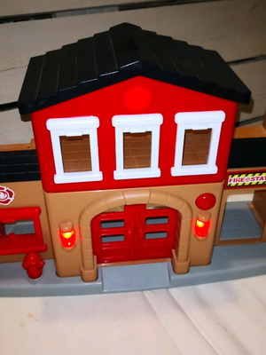 Playgo fire station used and rescue station