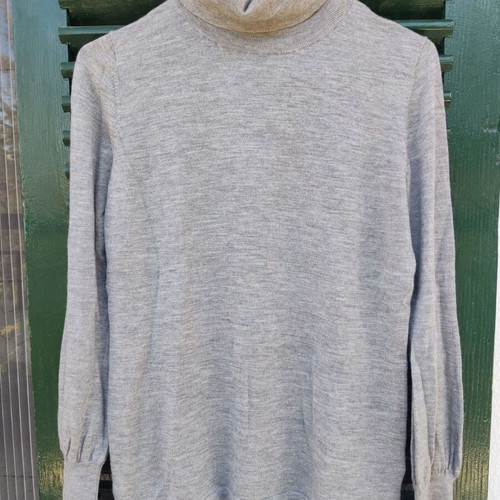 The Mercer N.Y. 100% cashmere gray sweater used, size S