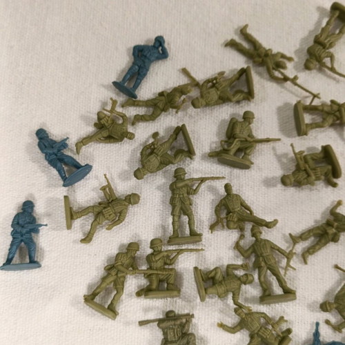 Vintage very small toy soldiers used