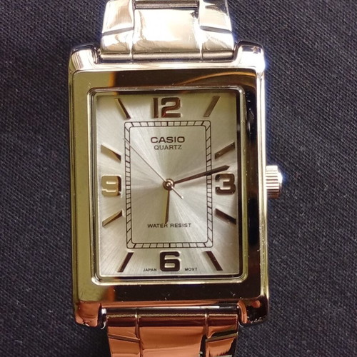 Casio men's quartz watch with metal strap
