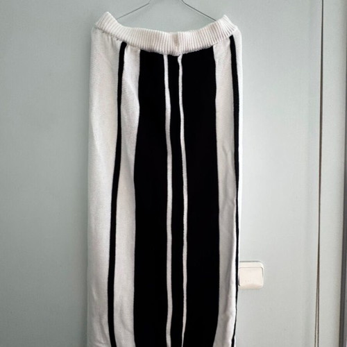 Knitted skirt, black and white