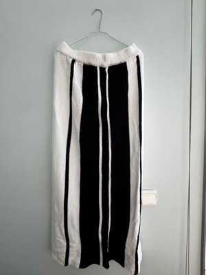 Knitted skirt, black and white