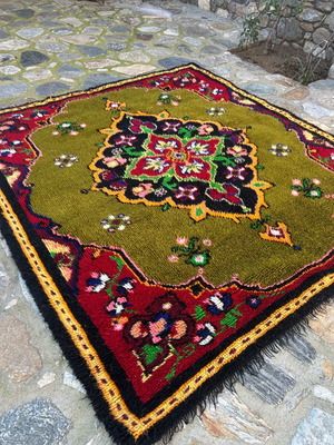 Wool Rug handmade, traditional, like new, 2.20 x 2.20 m