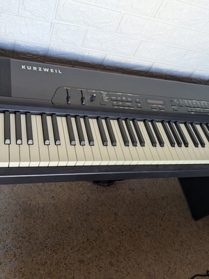 Ηλεκτρικό πιάνο Kurzweil SPS 4-8 με ξύλινη βάση και πεντάλ