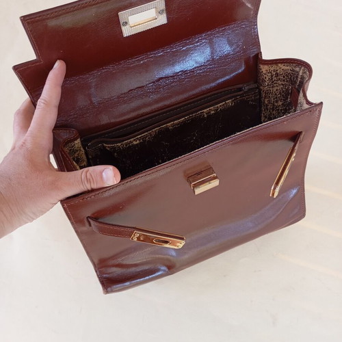 Brown handbag like new with classic design and unique clasp