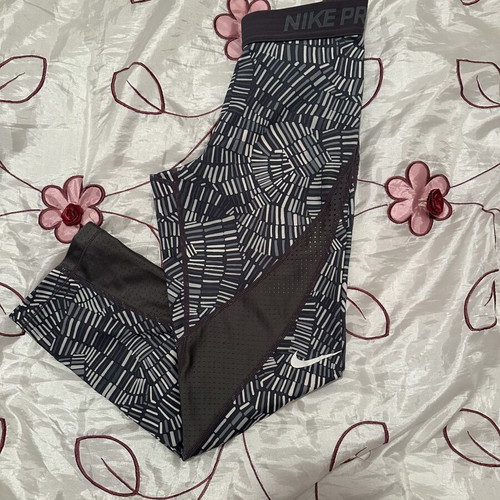 Nike knee-length leggings used, size XS