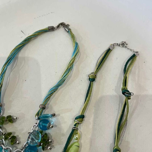 Set of 2 vintage women's necklaces with blue and green beads, 22cm