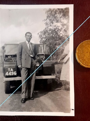 Βίνταζ ασπρόμαυρη φωτογραφία με Land Rover Series I και πινακίδα ΤΑ 4496