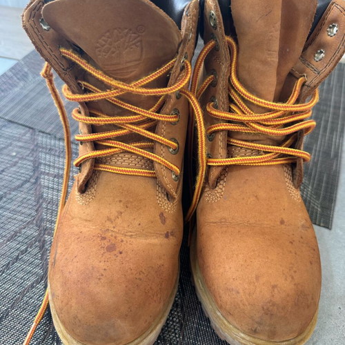 Junior boots leather used, needs cleaning service, size 34