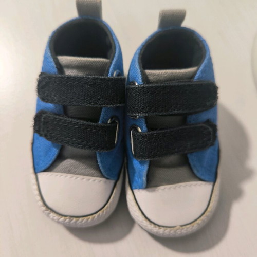 All Star Converse baby shoes like new, size 18