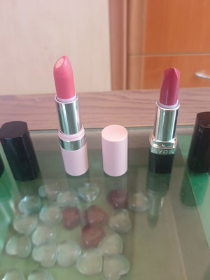Lipsticks Ultra Creamy Chic and Carnation with Hyaluronic Acid Core