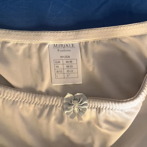 Sleepwear set like new, white