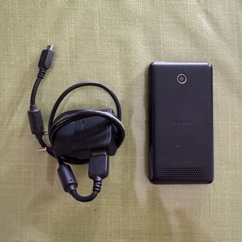 Sony Xperia E1 4GB black used, for parts with charger