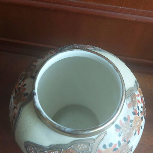 Antique Chinese style jar like new with colorful details