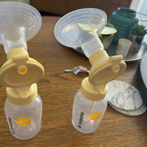 Breastfeeding set with milk storage bags and 2 flanges like new