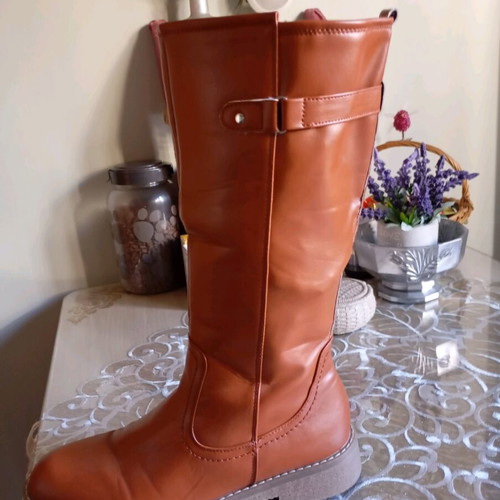 Boots color tabac size 39 like new with fur lining