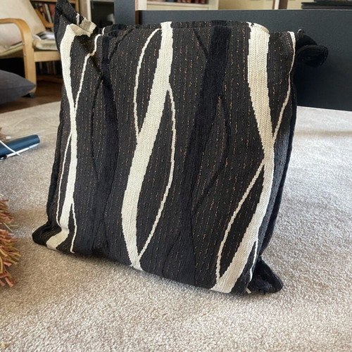 Decorative sofa pillow 40 x 40 used with zipper and filling