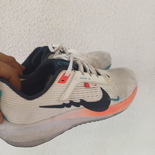 Nike Pegasus 40 athletic shoes used, size 42, white multicolor