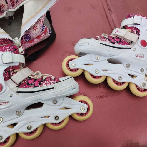 Inline skate used with helmet, case and knee pads for girl
