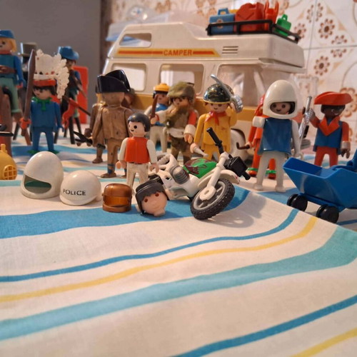 Playmobil 17 figures with bus and accessories like new