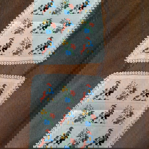 Σετ 2 κεντημένα καρέ σταυροβελονιάς με χειροποίητη πλεκτή δαντέλα, καινούργια