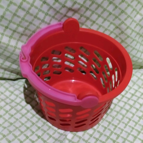 Plastic basket for clothespins like new