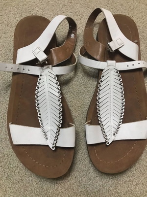 White sandals with leatherette sole size 35 like new