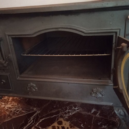 Cast iron stove used with accessories, dimensions 87x51x70 cm
