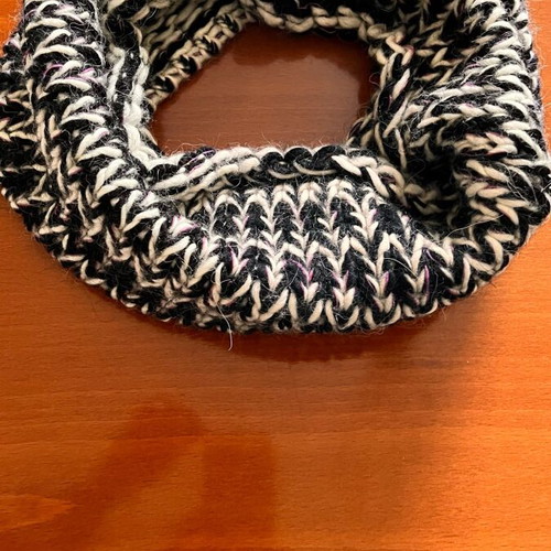Benetton neck scarf like new, black and white with pink tones