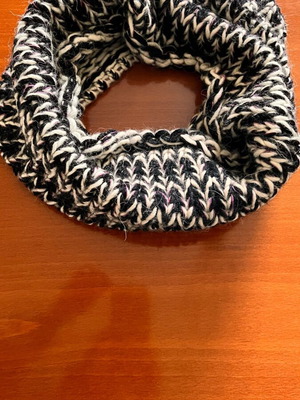 Benetton neck scarf like new, black and white with pink tones