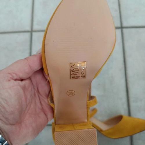 Yellow pumps new, 8 cm heel, size 39