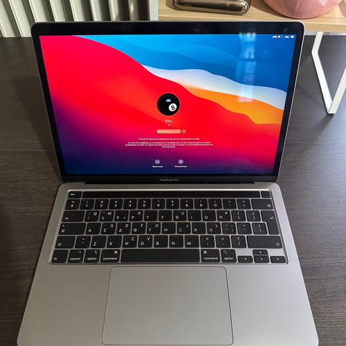 MacBook Pro 13 like new, 512GB, 13.3 inch with backpack and laptop stand