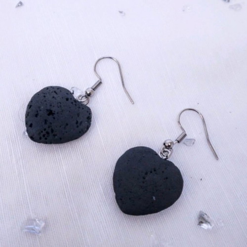 Heart-shaped earrings with black lava stone