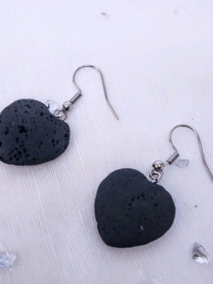 Heart-shaped earrings with black lava stone