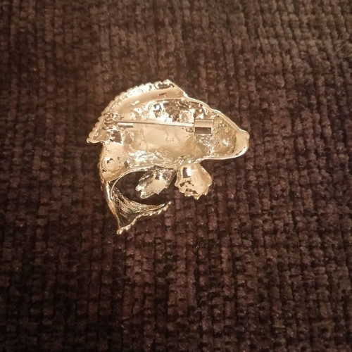 Fish brooch with iridescent strass new