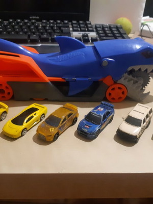 Hot Wheels φορτηγό Shark με 6 αυτοκινητάκια