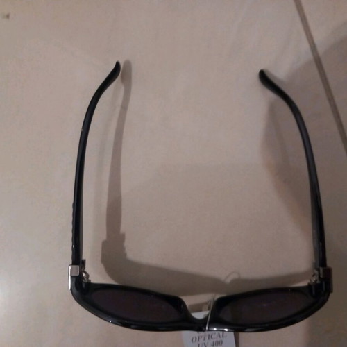 Sunglasses new black with unique arm design