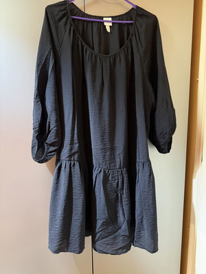 H&M black midi dress like new with flounces and wide sleeves