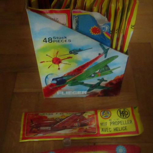 Lot of 20 wooden airplane models with case 80s new