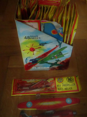 Lot of 20 wooden airplane models with case 80s new